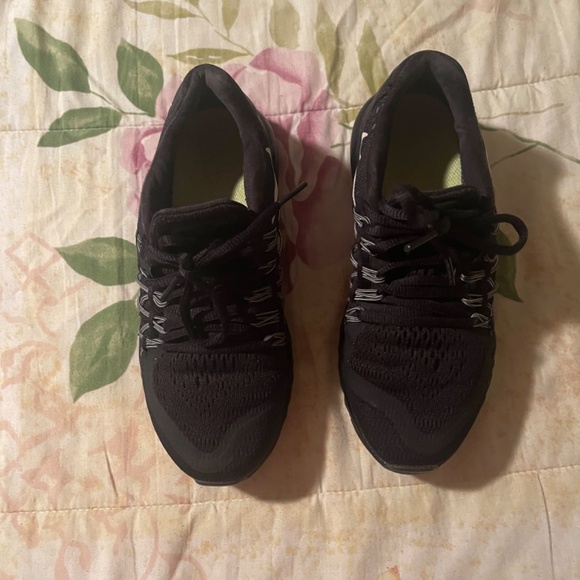 Nike sneakers size 4.5 - Picture 2 of 6
